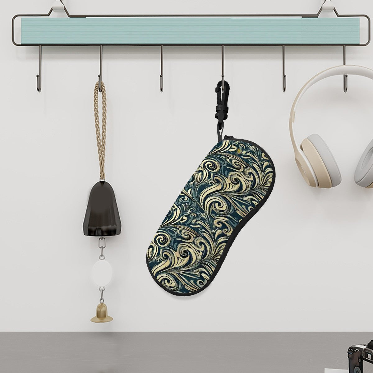 Étui à lunettes zippé en néoprène motif Volutes Baroque bleu pétrole et crème – Bagaléa