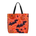 Sac fourre-tout Halloween avec motifs de chauves-souris et bonbons colorés sur fond orange.