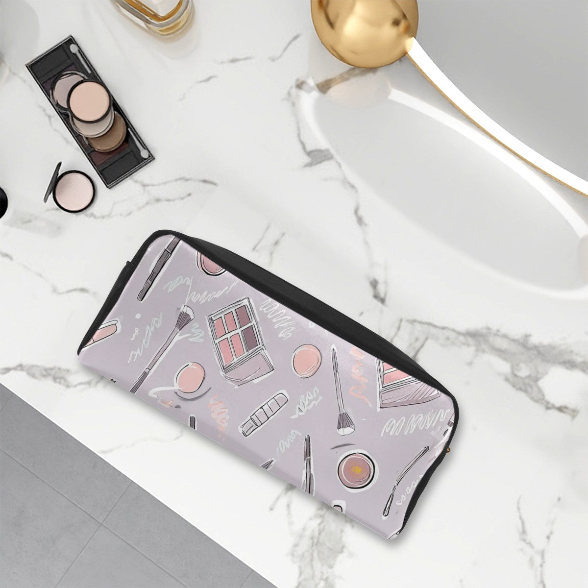 Trousse de maquillage rectangulaire en cuir PU motif cosmétiques – pinceaux, palettes et accessoires beauté sur fond mauve – Bagaléa
