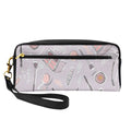 Trousse de maquillage rectangulaire en cuir PU motif cosmétiques – pinceaux, palettes et accessoires beauté sur fond mauve – Bagaléa
